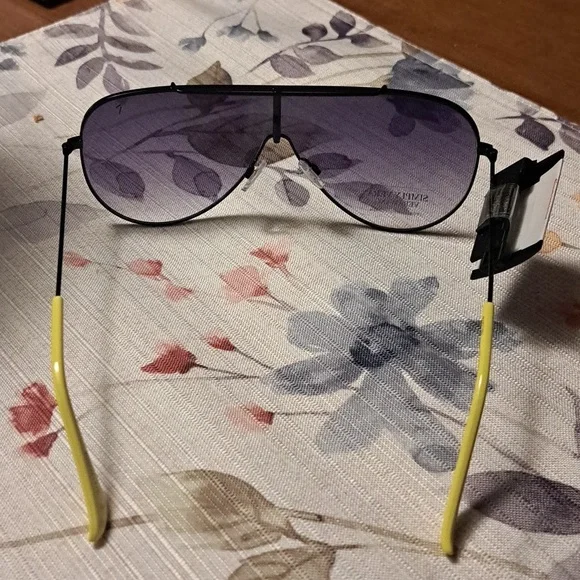 SALE Simply Vera sun glasses - Picture 3 of 4